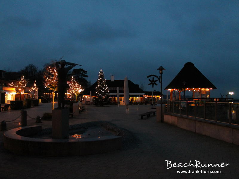 Seebrückenvorplatz, Abends an der Ostsee