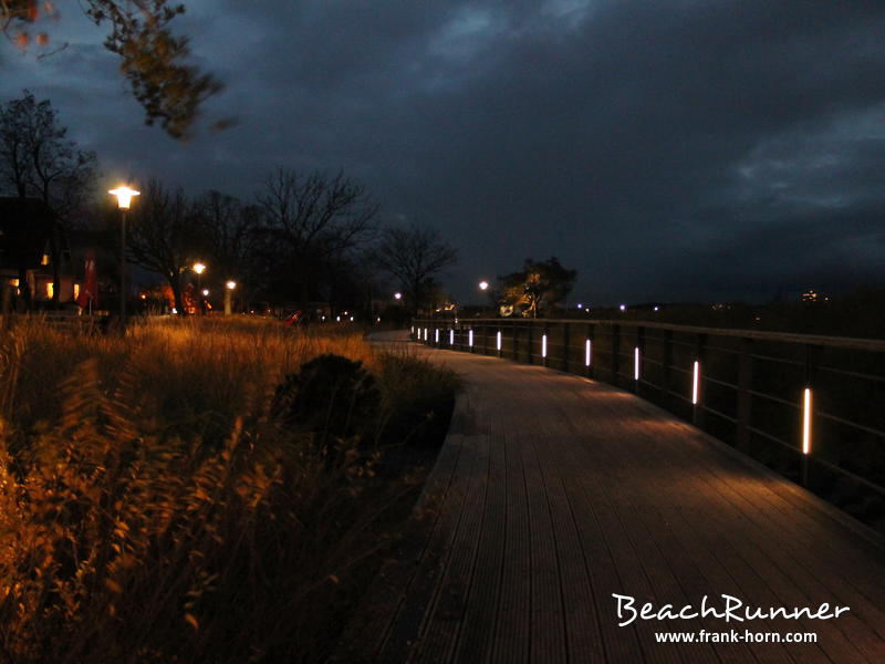 Dünensteg, Abends an der Ostsee