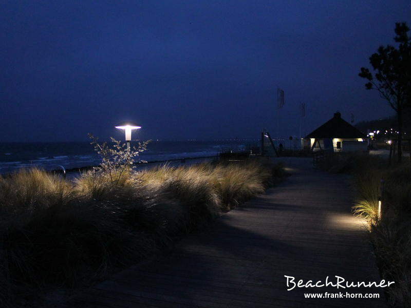 Strandsteg, Abends an der Ostsee