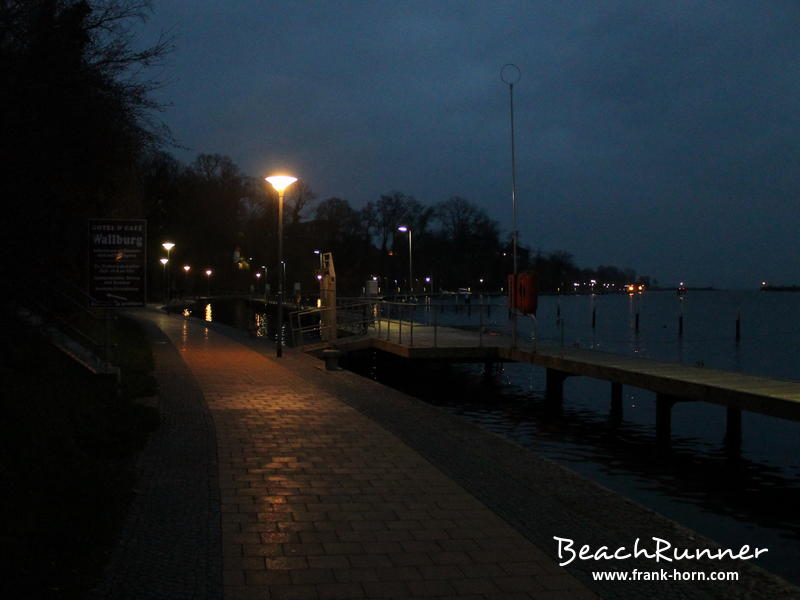 Hafenpromenade, Abends an der Ostsee