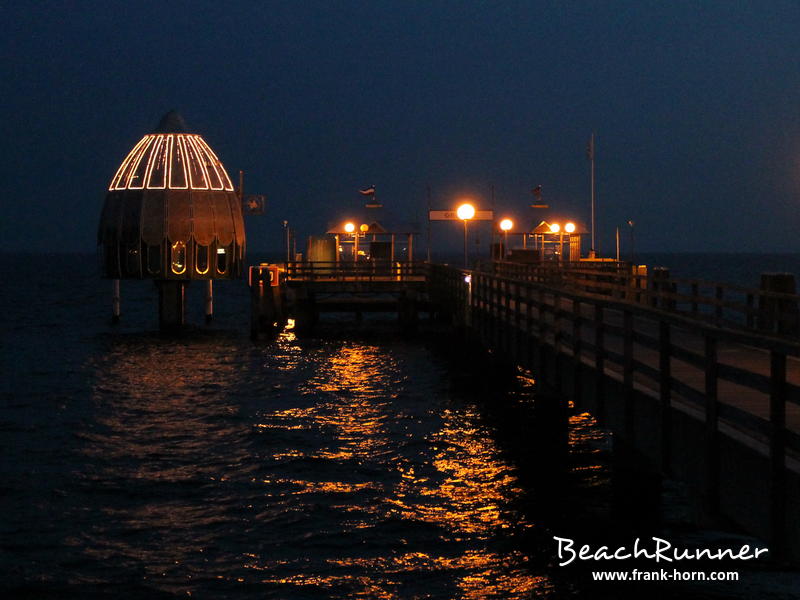 Seebrücke, Abends an der Ostsee