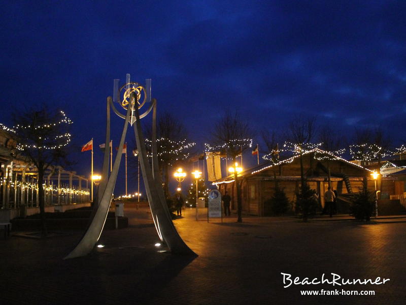 Seebrückenvorplatz, Abends an der Ostsee