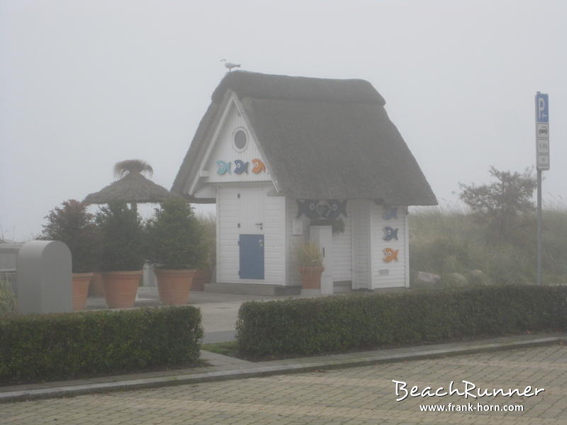 Strandhütte, Nebel an der Ostsee