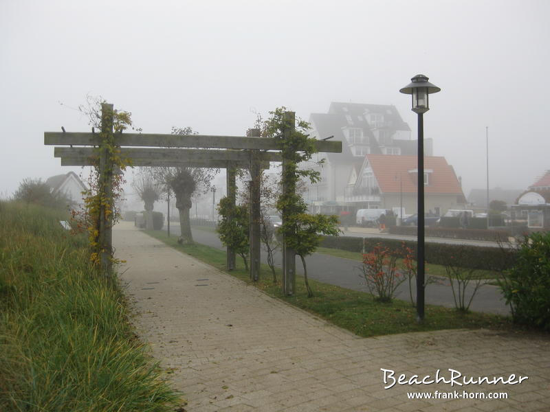 Strandpromenade, Nebel an der Ostsee