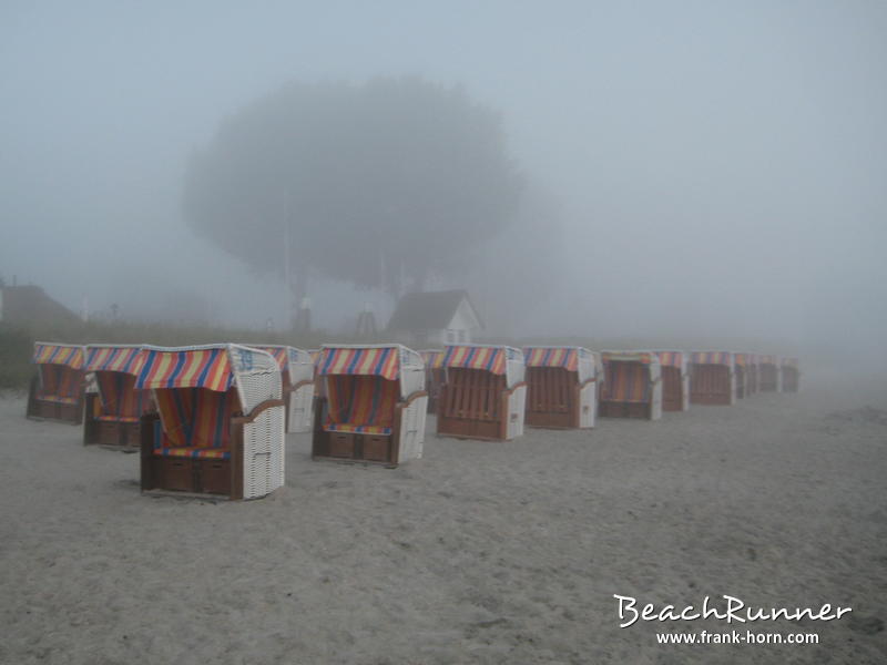 Strandkörbe, Nebel an der Ostsee