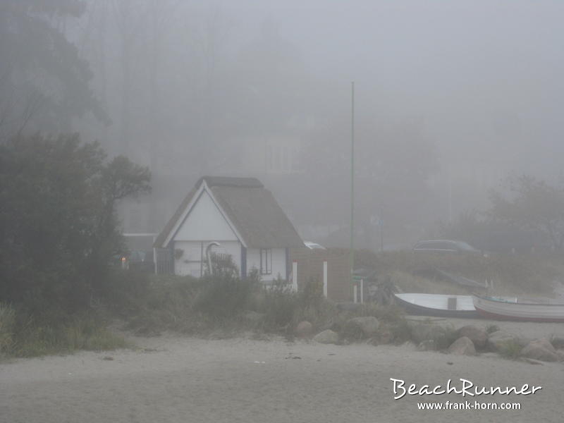 Strandhütte, Nebel an der Ostsee
