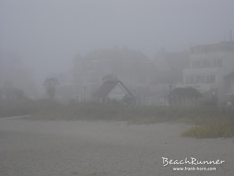 Brückenblick, Nebel an der Ostsee