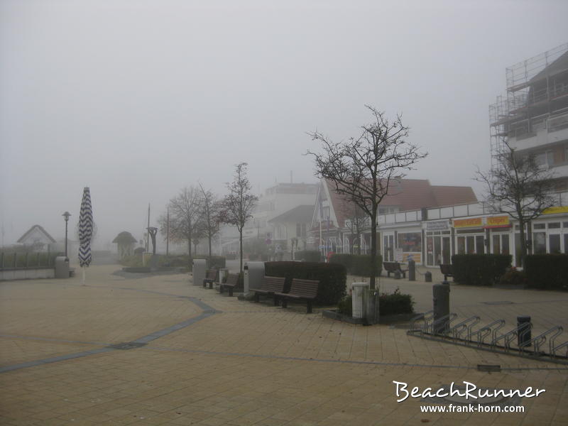 Seebrückenvorplatz, Nebel an der Ostsee