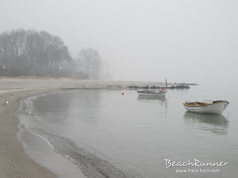 Fischerboote, Nebel an der Ostsee