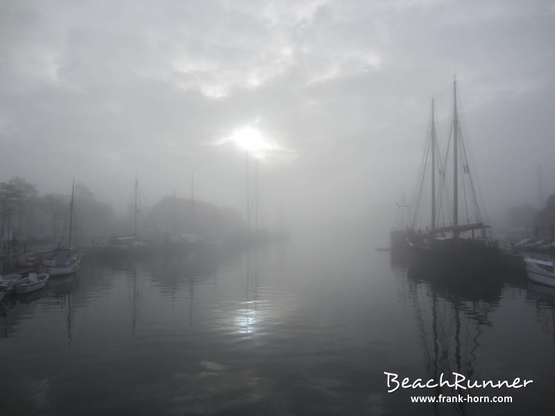 Innenhafen, Nebel an der Ostsee