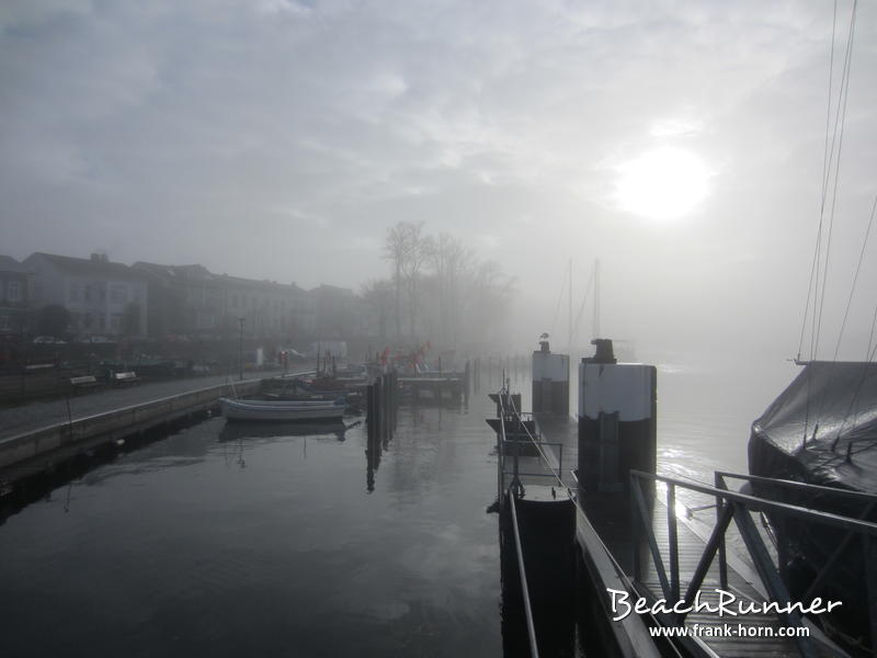 Fischereihafen, Nebel an der Ostsee