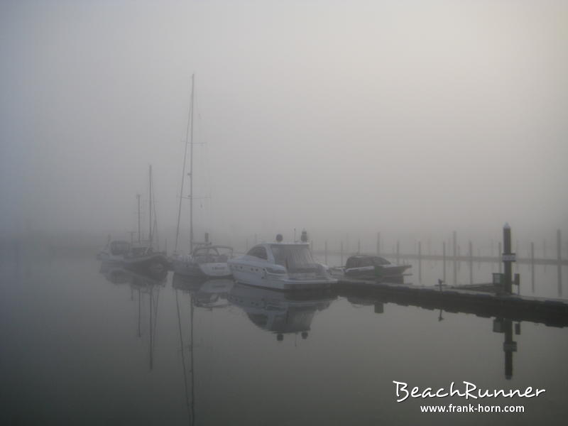 Boote, Nebel an der Ostsee