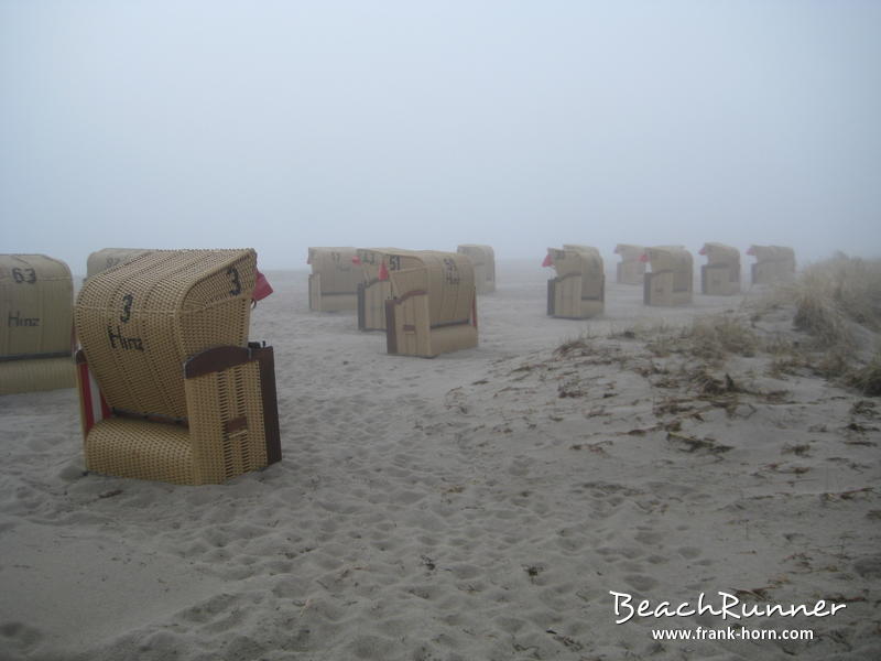 Strandkörbe, Nebel an der Ostsee