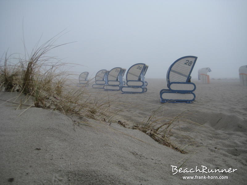 Strandkörbe, Nebel an der Ostsee