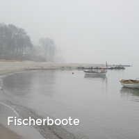 Fischerboote, Nebel an der Ostsee