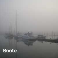 Boote, Nebel an der Ostsee