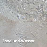 Sand und Wasser, Strand im Sommer