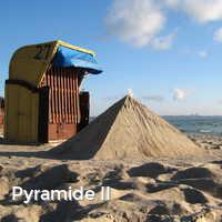 Pyramide II, Strand im Sommer