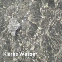 Klares Wasser, Strand im Sommer