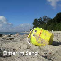 Eimer im Sand, Strand im Sommer