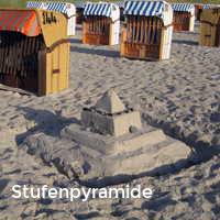 Stufenpyramide, Strand im Sommer