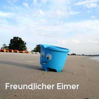 Freundlicher Eimer, Strand im Sommer