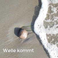 Welle kommt, Strand im Sommer