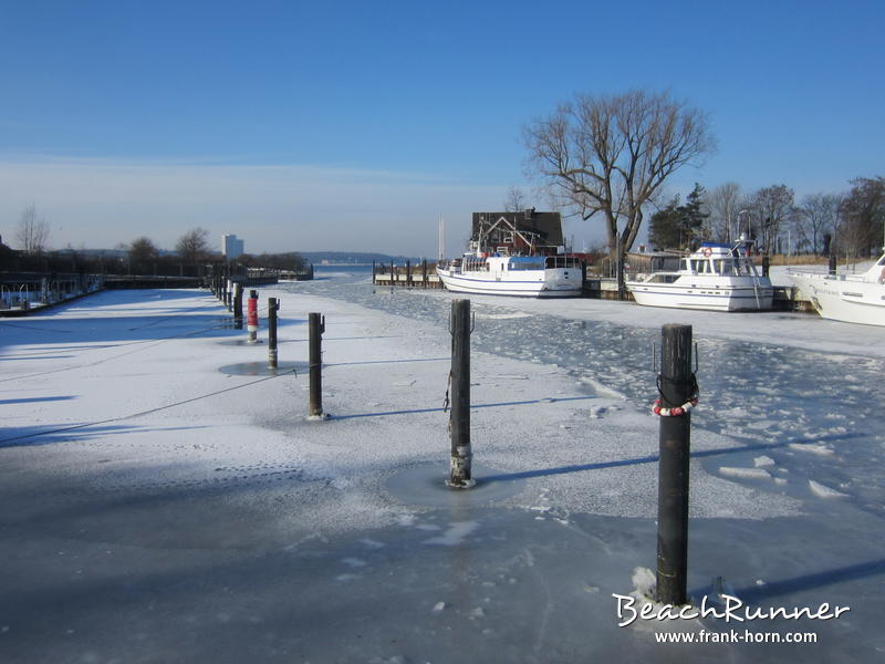 Hafenausfahrt, Winter an der Ostsee